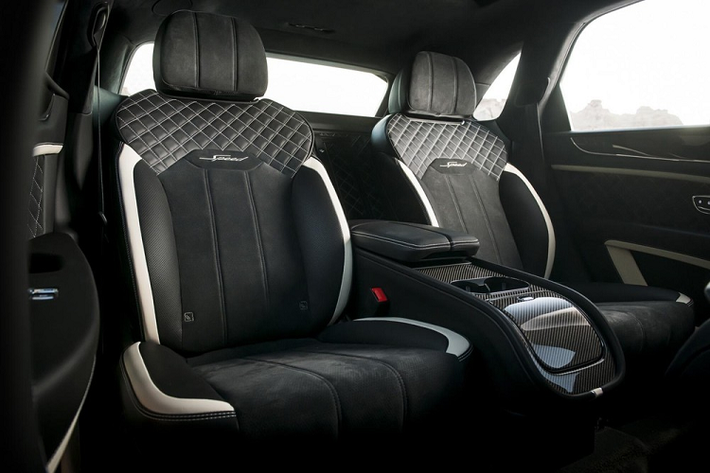 Không chỉ mạnh mẽ, Bentley Bentayga Speed 2021 còn được nâng cấp thiết kế tương tự Bentayga 2021. Theo đó, xe được trang bị đèn pha và đèn hậu cải tiến, cản trước, cửa cốp cũng như những tấm ốp thân vỏ bên sườn mới. So với bản thường, Bentley Bentayga Speed 2021 có những đặc điểm nhận dạng như hệ thống đèn chiếu sáng màu tối, thanh ba-bô-lê bên sườn sơn cùng màu thân xe, bộ vành 22 inch riêng, ống xả hình oval, cánh gió mui nổi bật hơn và chắn bùn trước/sau khác biệt.