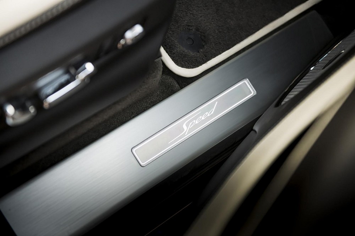 Ngoài ra, Bentley Bentayga Speed 2021 còn được bổ sung nhiều chi tiết nội thất bọc Alcantara như vô lăng, trần xe và ghế nhằm tạo sự tương phản với những khu vực bọc da khác. Nếu không thích Alcantara, khách hàng có thể chọn nội thất bọc da toàn bộ cho mẫu SUV siêu sang này. Chưa hết, ghế của xe còn được thêu chữ "Speed" như dấu hiệu nhận biết. Nếu muốn, khách hàng có thể yêu cầu thay chữ "Speed" thành logo Bentley mà không cần chi thêm tiền. Cuối cùng là chỉ khâu màu tương phản và ốp bậc cửa phát sáng dành cho Bentley Bentayga Speed 2021.