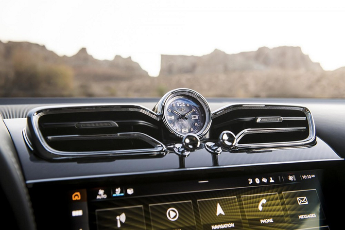 Để tương xứng với sức mạnh động cơ, Bentley Bentayga Speed 2021 có phanh gốm-carbon tùy chọn. Theo hãng Bentley, hệ thống phanh tiên tiến hơn còn nhẹ hơn 20 kg so với đĩa phanh bằng sắt tiêu chuẩn, cung cấp mô-men phanh tối đa 6.000 Nm và chịu được nhiệt độ lên đến 1.000 độ C.