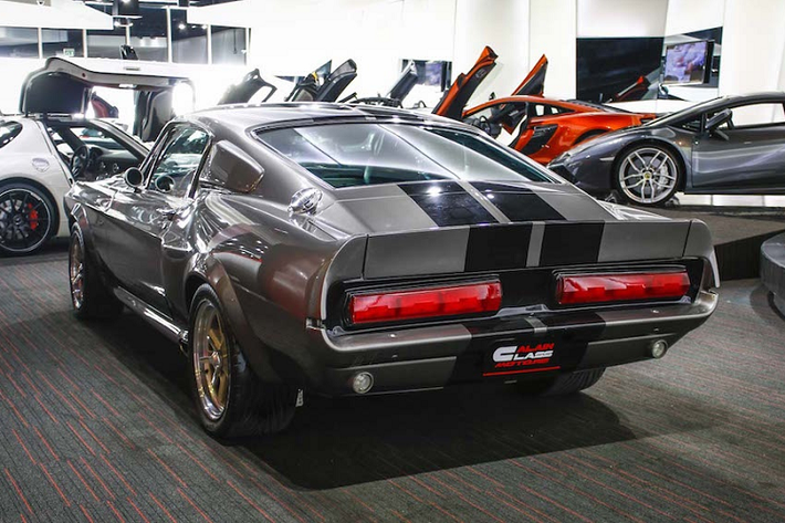 Có đến 11 chiếc Mustang Eleanor được chế tạo để thực hiện bộ phim, nhưng chỉ có 3 chiếc có khả năng vận hành đầy đủ như một chiếc xe thật. Những chiếc xe này được sản xuất bởi Cinema Vehicle Services, nhà thiết kế xe hơi Chip Foose và Steve Stanford.