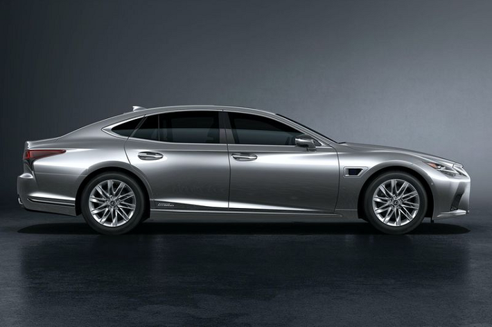 Một cập nhật lớn khác cho Lexus LS facelift là bộ công nghệ hỗ trợ lái tiên tiến Lexus Teammate Advanced Drive (sử dụng trí tuệ nhân tạo), bao gồm chức năng Advanced Park, cho phép xe tự động điều khiển đánh lái, tăng tốc, phanh và thay đổi bánh răng Advanced Park dùng các camera và cảm biến siêu âm để hỗ trợ lái xe giữ xe ở trung tâm làn đường, chuyển làn, duy trì khoảng cách nhất định với xe phía trước và hỗ trợ khi vượt xe khác. Chưa hết, xe còn được trang bị gương chiếu hậu kỹ thuật số lớn hơn và hệ thống điều chỉnh chùm tia đèn pha tự động BladeScan AHS.