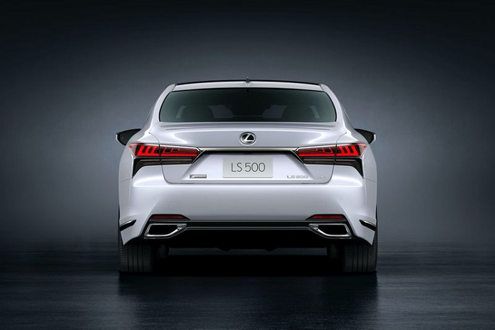 Bảng màu của Lexus LS 2021 cũng được cập nhật với màu Gin-ei Luster - được sơn bằng phương pháp Sonic Method, mang lại kết cấu bề mặt thân xe sau sơn mịn như gương, rất phù hợp với các đường nét của chiếc sedan sang trọng.