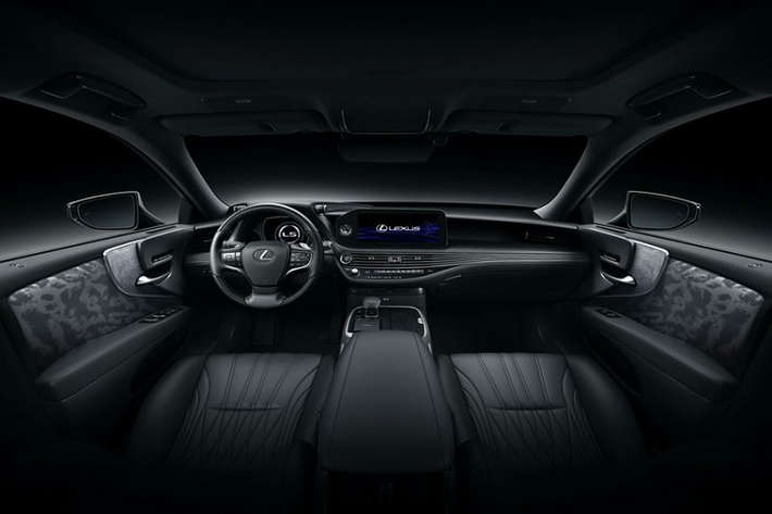 Cabin của Lexus LS 2021 được thiết kế lại theo phong cách Nishijin & Haku, kết hợp trang trí thổ cẩm Nishijin và trang trí lá kim loại. Để cải thiện sự thoải mái cho người ngồi, các kỹ sư của Lexus đã chế tạo lớp bọc ghế với các điểm khâu sâu hơn, đồng thời bổ sung vật liệu urethane độ đàn hồi thấp cho các miếng đệm dưới ghế, từ đó đem đến những chiếc ghế êm ái hơn.