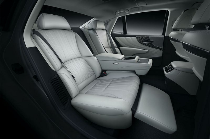Ngoài ra, Lexus LS 500h hybrid 2021cũng được hưởng lợi từ việc tăng cường hỗ trợ pin trong quá trình tăng tốc để giúp việc tăng tốc diễn ra một cách nhẹ nhàng, không "quá gắt". Trong khi đó, LS 500 tự hào có mô-men xoắn động cơ ban đầu được cải thiện để đáp ứng gia tốc lớn hơn, thời gian chuyển số được cải thiện và phạm vi tăng tốc rộng hơn cho mỗi bánh răng.
