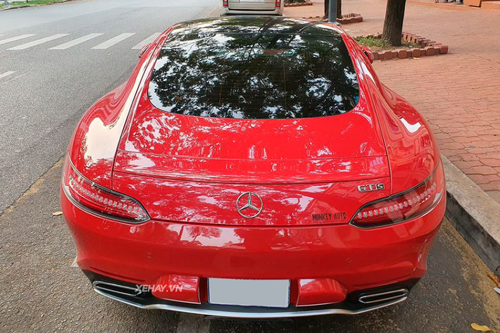 Trên mẫu xe sang thể thao Mercedes-Benz này, thiết kế cặp cửa mở kiểu cánh chim huyền thoại đã không còn được sử dụng, thay vào đó là kiểu cửa mở ngang thông thường.