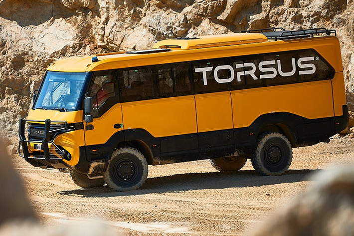 Chiếc xe mà chúng ta nói đến ở đây là xe buýt off-road Torsus Praetorian 4x4 với khả năng chinh phục địa hình cực tốt. Nó có tải trọng tối đa lên tới 13,5 tấn, khoảng sáng gầm cao 389 mm, một bình nhiên liệu 300 lít khổng lồ, và có thể lắp đặt 35 ghế ngồi kèm điều hòa không khí mát mẻ.