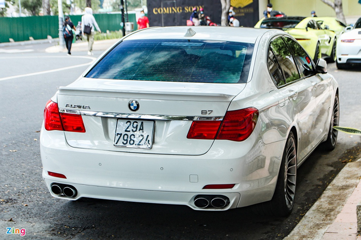 Cập bến đầu năm 2013, đây là chiếc Alpina B7 đầu tiên được mang về Việt Nam và xe thuộc đời 2011. Sau đó, đại gia Việt chỉ mang về thêm một chiếc B7 nữa với ngoại thất đen. Chiếc Alpina B7 trong bài từng định cư tại Hà Nội trong một thời gian dài trước khi được chuyển vào TP.HCM.