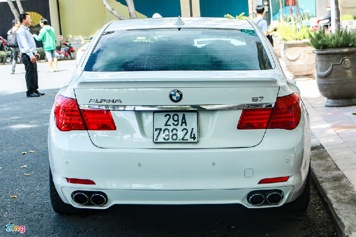 Phần đuôi xe nổi bật với hệ thống ống xả kép đối xứng 2 bên tương tự các mẫu siêu xe.