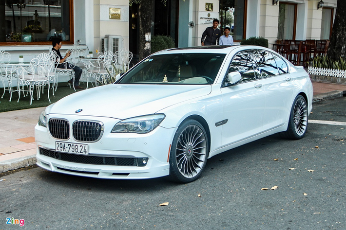 Khác với đối thủ Mercedes-Benz S-Class, BMW 7-Series có số lượng tương đối khiêm tốn tại thị trường Việt Nam. Những phiên bản độ hay hiệu suất cao của chiếc sedan cỡ lớn này càng hiếm hơn. Trước đây, Zing từng giới thiệu chiếc M760Li XDrive độc nhất Việt Nam với mức giá 13 tỷ đồng. Mới đây, chiếc Alpina B7 hàng hiếm tái xuất tại TP.HCM.