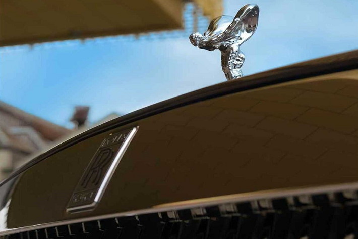 Chiếc Rolls-Royce Wraith hàng hiếm mang phong cách shooting brake do công ty Carat Duchatelet chế tạo được gọi bằng cái tên Silver Spectre Shooting Brake. Người chịu trách nhiệm thiết kế chiếc xe này là Niels van Roij Design đến từ Hà Lan.
