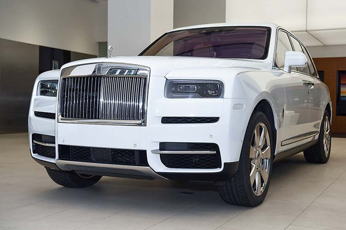 Mặc dù sở hữu thân xác khổng lồ nhưng mẫu SUV này vẫn có khả năng tăng tốc từ 0-100 km/h trong khoảng 5,2 giây trước khi đạt tốc độ tối đa là 250 km/h. Giá xe Rolls-Royce Cullinan nhập khẩu chính hãng đầu tiên hiện đang được giữ bí mật nhưng sẽ rất khó để thấp hơn 40 tỷ đồng.