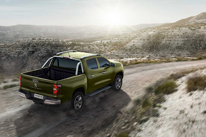 Phiên bản nhanh nhất của Peugeot Landtrek là 2.4L 4x4 AT, khả năng tăng tốc 0-100 km/h trong 11,2 giây trước khi đạt tốc độ tối đa 177 km/h. Giá bán Peugeot Landtrek vẫn chưa được công bố.