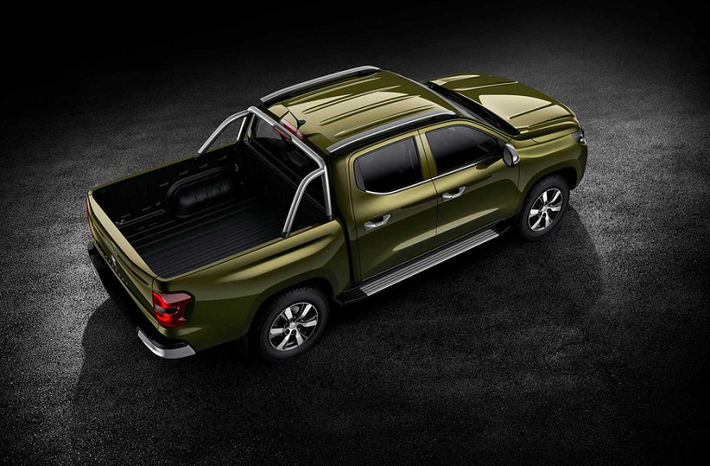 Peugeot Landtrek có đủ tùy chọn hệ dẫn động 4x2 và 4x4. Trái tim của xe là khối động cơ xăng 2.4L, công suất 210 mã lực, mô-men xoắn 320 Nm, hộp số sàn 6 cấp hoặc tự động 6 cấp.
