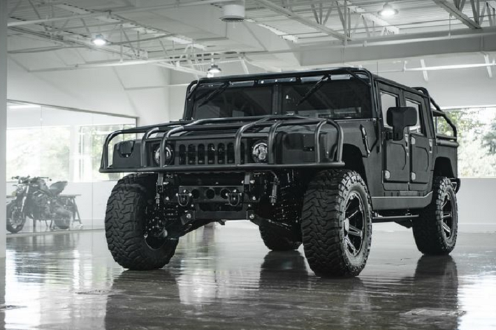 Hummer H1 hầm hố này được lấy sức mạnh từ khối động cơ dầu diesel Duramax 6,6 lít kết hợp với hộp số tự động 6 cấp Allison, cho tổng công suất 500 mã lực và mô-men xoắn cực đại 1.355 Nm