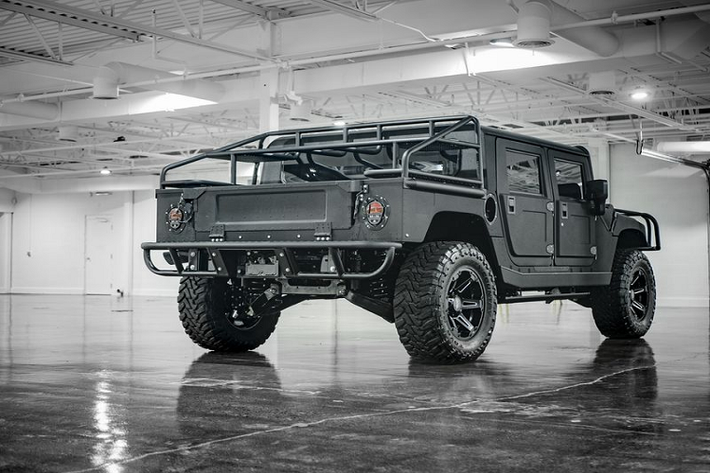 Đối với nội thất, Mil-Spec lắp đặt cho Hummer H1 một vô lăng được gia công tùy chỉnh, da Nappa màu đen Onyx đi kèm chỉ khâu tương phản cùng các viền đen trang trí và tay nắm cửa bằng nhôm, được hoàn thành trong lớp sơn tĩnh điện màu đen. Đặc biệt, xe còn có hệ thống âm thanh cao cấp của JL Audio.