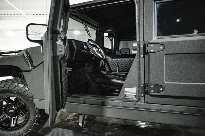 Cấu hình hệ thống truyền lực hạng nặng mới của Hummer H1 cũng bao gồm các trục truyền động trước và sau thiết kế lại, các vòng bi vận tải, giá treo động cơ và thanh đỡ ngang hộp số. Ngoài ra, Mil-Spec còn cung cấp cho chiếc SUV hầm hố gói phanh hiệu suất cao 6 piston hiệu Wilwood.