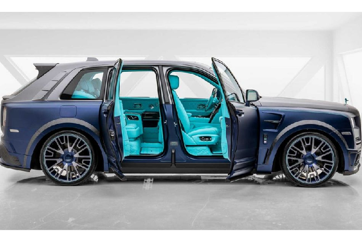 Mặc dù được coi là chiếc SUV sang trọng và thanh lịch nhất từ trước đến nay, Mansory vẫn quyết định "tiêm" cho Cullinan thêm một chút ADN thể thao bằng cách lắp đặt các khe hút gió cỡ lớn tại khu vực phía trước, nơi tấm mui xe được làm từ sợi carbon.