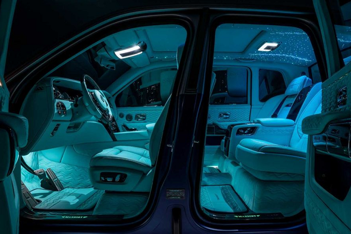 Khối sức mạnh này đã biến chiếc Rolls-Royce Cullinan Coachline mới trở nên mạnh mẽ hơn cả bản Black Badge. Biến thể này giờ đây có khả năng tăng tốc từ 0 lên 100 km/h chỉ trong 5 giây, trước đạt tốc độ tối đa 280 km/h.