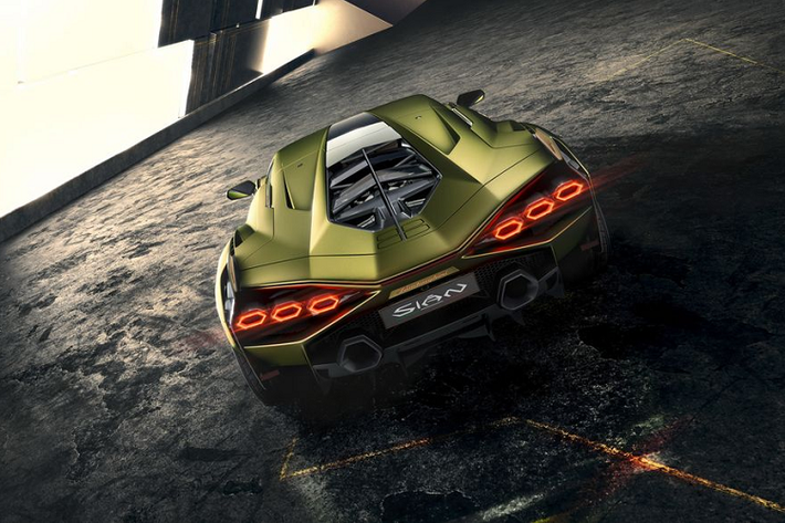 Theo công bố từ hãng siêu xe Lamborghini, Sian chỉ cần dưới 2,8 giây để tăng tốc từ 0 lên 100 km/h, trước khi đạt tốc độ tối đa 350 km/h.