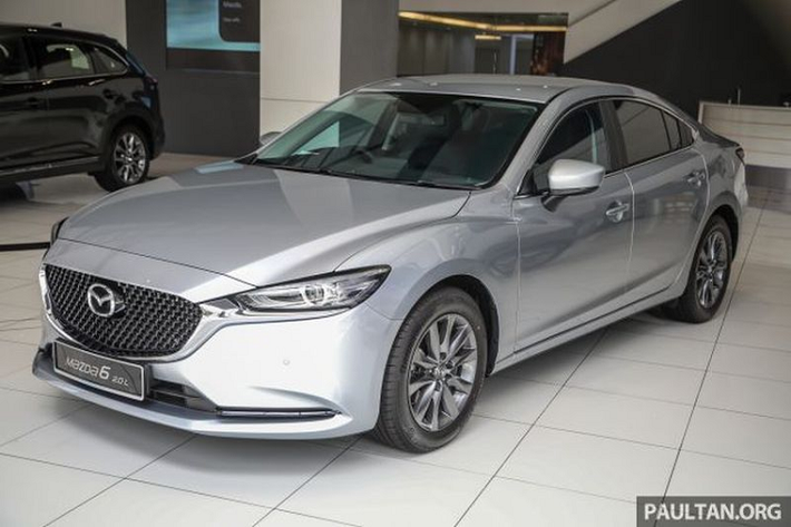 Mazda6 2.0L thế hệ mới rõ ràng là phiên bản có giá cả phải chăng nhất, với mức giá xe Mazda6 2020 tại Malaysi từ 173.659 RM (khoảng 935 triệu đồng), chưa gồm bảo hiểm. Tiếp theo là 2.5L Sedan giá 211.418 RM (khoảng 1,13 tỷ đồng), 2.5L Touring và 2.2 Diesel Sedan có giá tương ứng là 215.418 RM và 219.851 RM (khoảng 1,15 và 1,18 tỷ đồng).