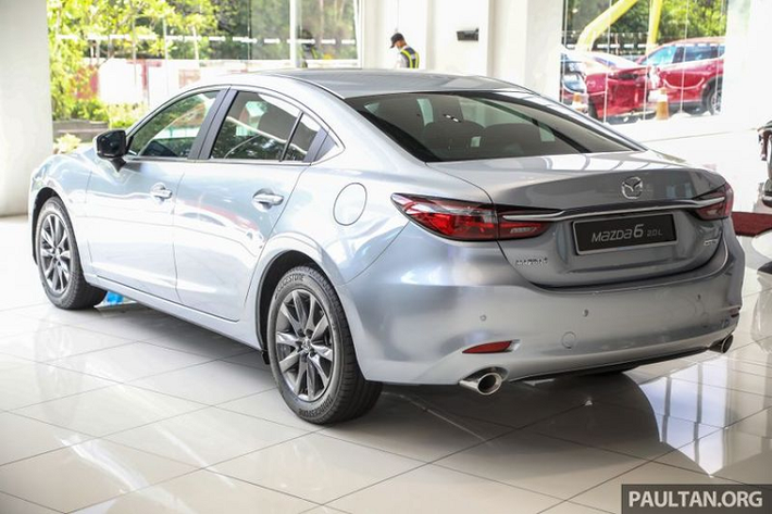 Dưới nắp ca-pô, Mazda6 2.0L Sedan nâng cấp mới được trang bị động cơ xăng SkyActiv-G 2.0L 4 xi-lanh, hút khí tự nhiên, kết hợp dẫn động cầu trước và hộp số tự động chuyển đổi mô-men xoắn 6 cấp SkyActiv-Drive. Cỗ máy này cho công suất 162 mã lực tại 6.000 vòng/phút và mô-men xoắn cực đại 213Nm tại 4.000 vòng/phút, mức tiêu thụ nhiên liệu trung bình 6,5 lít / 100km.