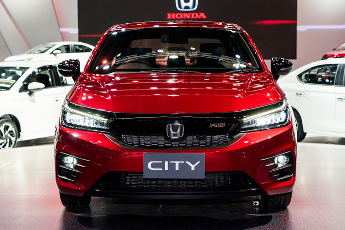 Tổng thể, City như phiên bản thu nhỏ của Accord. Chiếc sedan hạng B trông hiện đại hơn với hệ thống đèn LED cỡ lớn được nối liền bởi thanh kim loại trên lưới tản nhiệt. Hốc đèn sương mù cũng được tạo hình lại thể thao hơn.