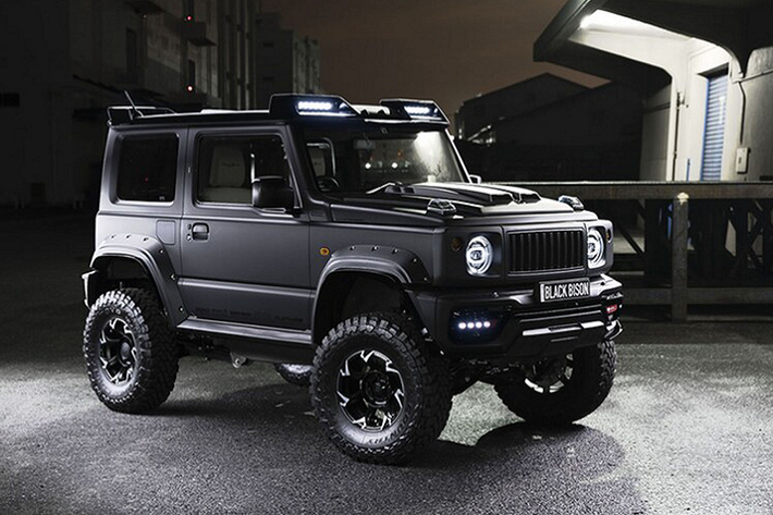 Suzuki Jimny 2020 mới - hay còn được gọi vui với cái tên "tiểu G-Class" được yêu mến bởi phong cách retro, vẻ ngoài khỏe khoắn và vuông vức đến mức có phần...thô kệch của mình. Mặc dù có ngoại hình tương đồng với Land Rover hay G-Class, mẫu xe này lại chỉ không thể ngồi chung mâm với 2 cái tên trên xét về cả mức giá, độ sang trọng và khả năng vận hành.