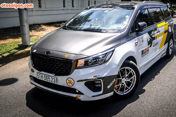 Kia Sedona 7 chỗ ngồi luôn là một mẫu xe được biết đến dành cho gia đình chủ yếu. Nhưng có lẽ với vị chủ nhân này thì điều đó quá khuôn phép nên anh đã quyết định thêm vài món đồ chơi cơ bản cho chiếc xe này trở nên hầm hố, cá tính hơn.