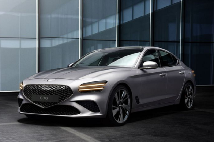 Trong đó, phần đầu xe Genesis G70 2021 mới là được cập nhật nhiều nhất, bao gồm đèn pha "Quad Lamps" mới nhất của hãng, mang đến cho chiếc sedan một diện mạo đặc biệt thể thao, đi kèm còn có lưới tản nhiệt hình mào đặc trưng của Genesis cũng như các khe hút gió mới và lưới tản nhiệt lớn phía dưới.