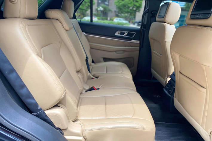 Tại Việt Nam, hiện Ford Explorer nhập khẩu trực tiếp từ Mỹ với duy nhất một phiên bản “Limited” sử dụng động cơ xăng 4cyl thẳng hàng dung tích 2.3L tăng áp Ecoboost cho công suất tối đa 273 mã lực tại 5.600 vòng/phút và mô-men xoắn cực đại 420Nm có được từ 4.000 vòng/phút. Sử dụng kết hợp với hộp số tự động 6 cấp SelectShift đi cùng với hệ dẫn động bốn bánh 4WD có khóa vi sai trung tâm điều khiển điện tử.
