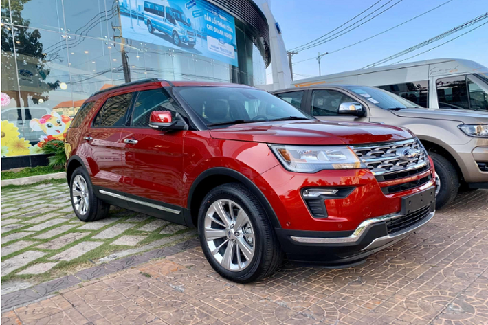 Hiện nay, Ford Explorer đã bước sang thế hệ hoàn toàn mới nhưng vẫn chưa hẹn ngày về Việt Nam. Tuy nhiên theo tìm hiểu, mức giá 1,99 tỷ hiện nay của Explorer đang khá hấp dẫn để chọn mua một chiếc SUV 7 chỗ nhập Mỹ cứng cáp và an toàn.