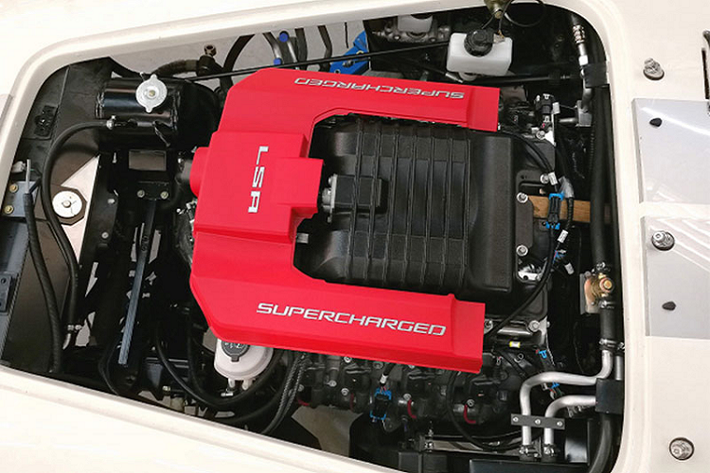Xe được trang bị bộ mâm mang đậm tính cổ điển của dòng AC Cobra, khoang nội thất được làm thủ công bằng chất liệu da tối màu. Bảng điều khiển, hộp đựng găng tay và một số chi tiết trong khoang nội thất khác được bọc bằng chất liệu da tối màu chủ đạo trong khoang nội thất.