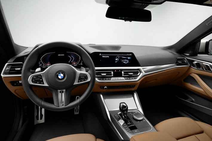 BMW M440i xDrive bản cao nhất được trang bị động cơ tăng áp TwinPower 6 xy-lanh 3.0L, sản sinh công suất 382 mã lực và mô-men xoắn 500 Nm. Nhờ sức mạnh này, M440i xDrive có thể tăng tốc 0-100 km/h trong 4,5 giây. Xe đi kèm các trang bị như vi sai M Sport, cửa sổ trời chỉnh điện, đèn nền nội thất, đá cốp, hệ thống đèn chiếu sáng laser và dàn âm thanh vòm Harman Kardon.