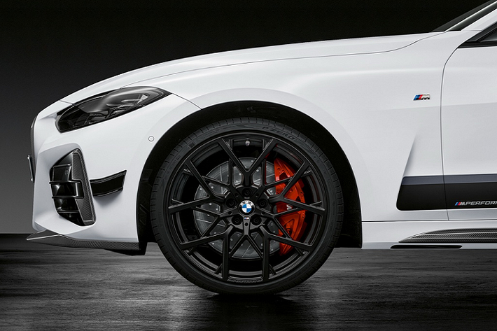 Chiếc coupe của BMW sở hữu hệ thống thông tin giải trí iDrive 7.0 mới nhất với màn hình cảm ứng trung tâm 8,8 inch. Xe cũng có tùy chọn màn hình trung tâm 10,3 inch và cụm đồng hồ số 12,3 inch giống BMW 3-Series.