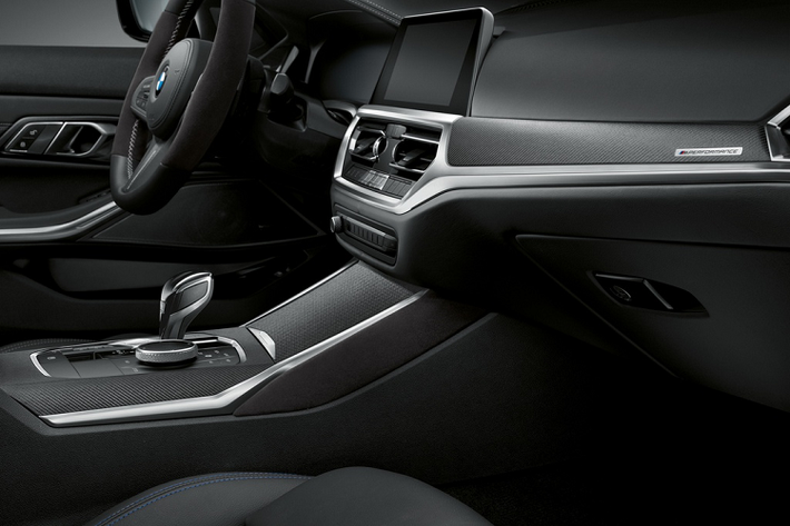 Bên trong, nội thất của 4-Series 2021 tương tự với 3-Series. Xe sở hữu vô-lăng 3 chấu với các nút chức năng, hệ thống BMW Live Cockpit Plus tiêu chuẩn với màn hình HUD cỡ lớn là trang bị tùy chọn.