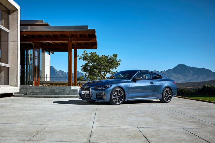 Dù chưa chính thức phân phối, BMW đã công bố mức giá cho dòng xe 4-Series tại Australia. Tại Australia, giá xe BMW 4-Series 2021 được phân phối với 3 phiên bản 420i, 430i và M440i xDrive với mức lần lượt là 50.600 USD (hơn 1 tỷ đồng), 63.500 USD (khoảng 1,47 tỷ đồng) và 83.400 USD (khoảng 1,93 tỷ đồng).
