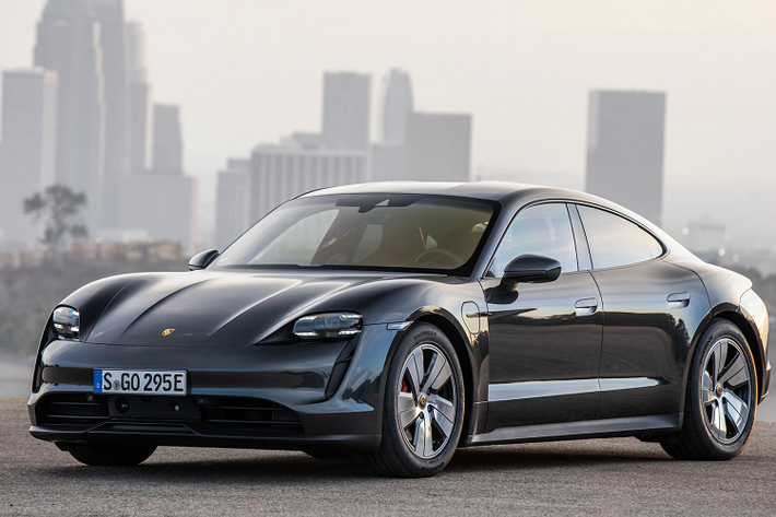 Siêu xe Porsche Taycan 4S là biến thể có giá mềm nhất thuộc dòng xe Taycan so với 2 phiên bản Turbo và Turbo S đang mở bán tại Mỹ. Với mức giá 103,800 USD (2 tỷ 435 triệu) cho bản tiêu chuẩn và 110,380 USD (2 tỷ 590 triệu) cho phiên bản trang bị gói pin Performance Battery Plus.