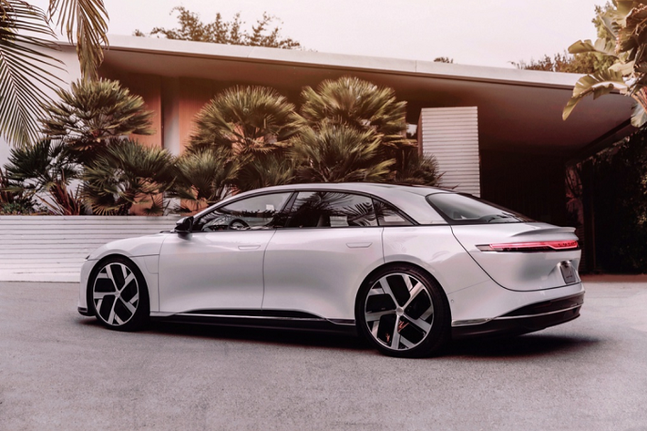 Về kỹ thuật, Lucid Air sử dụng 2 mô-tơ điện từ tính vĩnh cửu, kết hợp với bộ chuyển đổi, hộp số và vi sai. Thiết kế này giúp giảm đáng kể khối lượng trong khi nguồn cấp vẫn đạt trên 900 volt. Lucid sẽ sản xuất Air với hai cấu hình là Grand Touring và Dream Edition