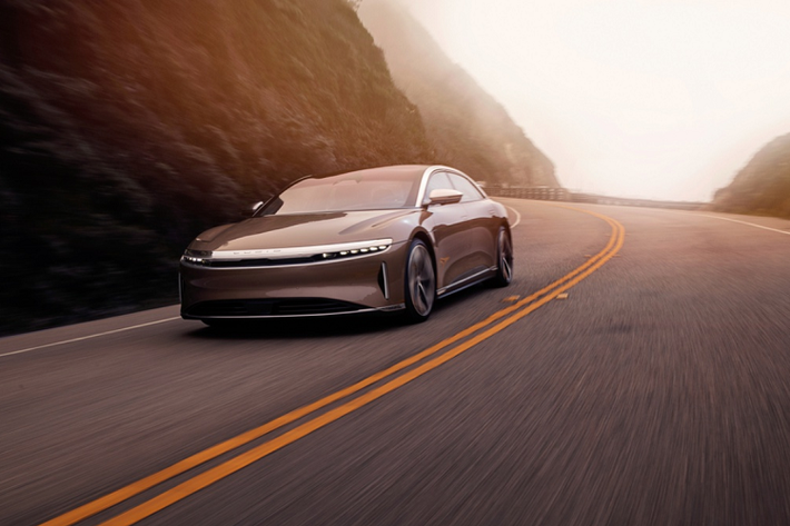 Giá xe Lucid Air Grand Touring 2021 mới khởi điểm 139.000 USD (khoảng hơn 3,2 tỷ đồng). Phiên bản này là lựa chọn cho những ai ưu tiên phạm vi hoạt động, với công suất 800 mã lực và chạy được tối đa 809 km cho một lần sạc theo tiêu chuẩn EPA. Lucid cho biết cấu hình này có khả năng tăng tốc 0-100 km/h chỉ trong 3 giây. Ở cấu hình Dream Edition, Lucid Air có công suất 1.080 mã lực, tăng tốc 0-100 km/h chỉ trong 2,5 giây. Biến thể này có giá khởi điểm từ 169.000 USD. Về tốc độ tối đa, cả hai cấu hình đều đạt ngưỡng 270 km/h.