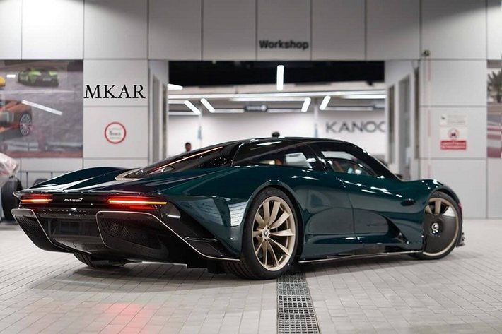 Thân xe bằng sợi carbon của Speedtail dường như được thiết kế để giảm thiểu sức cản không khí với càng ít càng tốt. Mặc dù hình dạng như một giọt nước của chiếc xe là một nền tảng vững chắc để đạt được tính khí động học chính xác, ngoài ra, những chi tiết nhỏ khác trên Speedtail thực sự giúp nó trở nên nổi bật tuyệt vời trong ngành cơ khí, điển hình như bánh xe phía trước mang một tấm chắn giúp luồng không khí chạy vào các lỗ thông hơi của xe.