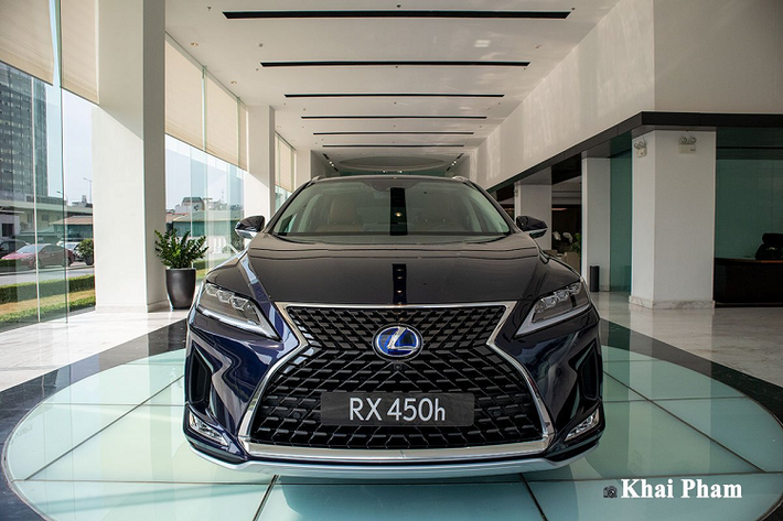 Ở Model mới nhất, Lexus RX 450h mang đến sự hiện đại, xứng đáng là "anh cả" của dòng SUV hạng sang cỡ trung. Tính đến thời điểm này, Lexus RX đã trải qua 4 thế hệ, mỗi lần nâng cấp chiếc xe này càng thu hút được nhiều đối tượng khách hàng hơn dù mức giá cao bậc nhất phân khúc.