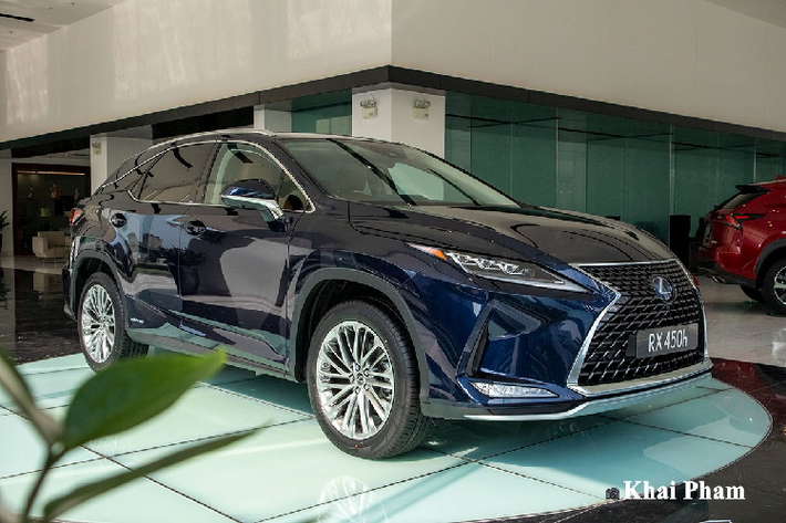 Lexus RX 450h 2020 mới lần đầu được ra mắt khách hàng tại Triển lãm ôtô Việt Nam 2019. Ở lần nâng cấp này, ngoài thay đổi ngoại thất thì dòng xe bán chạy nhất của thương hiệu xe sang Nhật Bản còn được bổ sung gói an toàn LSS+2 giống như những chiếc xe đang lăn bánh trên toàn cầu.