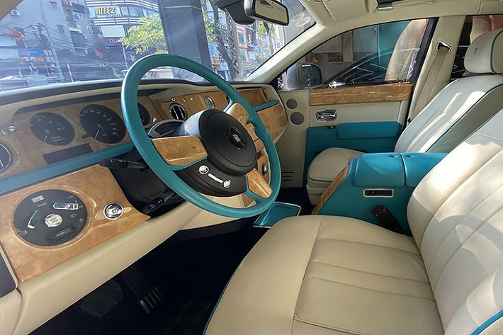 Ngoài màu sơn ngoại thất đặc biệt, Rolls-Royce Phantom II Hadar còn sở hữu đường Coachline kép chạy dọc thân xe cùng với biểu tượng của chòm sao Suhail được đặt tại vị trí cột A. Không gian nội thất bên trong Rolls-Royce Phantom II Hadar là sự phối hợp nhịp nhàng giữa màu xanh thiên thanh, màu trắng và màu nâu nhạt của gỗ. Điều này tạo nên cảm giác dịu mát cho người ngồi trong xe.