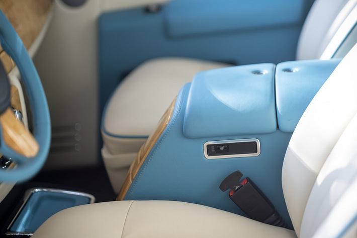 Hàng ghế thứ 2 của Rolls-Royce Phantom II Hadar được thiết kế liền, đủ chỗ cho 3 người ngồi thoải mái. Phía trên trần xe ở hàng ghế thứ 2 là một bầu trời sao bằng đèn LED với điểm nhấn là chòm sao Suhail. Khi hệ thống đèn LED trên trần được kích hoạt, người ngồi trong xe có cảm giác như đang di chuyển dưới một bầu trời sao.