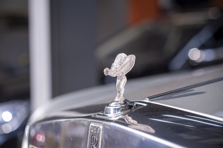 Bộ sưu tập xe siêu sang Rolls-Royce này lấy cảm hứng thiết kế từ chòm sao Suhail - một trong những chòm sao sáng nhất trên bầu trời thường thấy ở gần đường chân trời phía nam của Ả-Rập Xê Út, do nhà bác học người Ibn al-Haitham khám phá ra vào thế kỷ thứ 10.