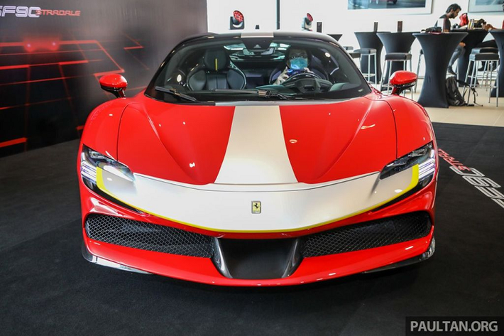Nhờ vậy, SF90 Stradale dễ dàng tăng tốc từ 0 - 100 km/h chỉ với 2,5 giây trước khi đạt vận tốc tối đa 340 km/h.