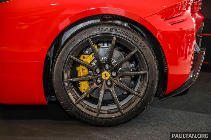 Khi tổng hoà động cơ xăng và động cơ điện, tổng công suất mà Ferrari SF90 Stradale tạo ra lên tới 1.000 mã lực.