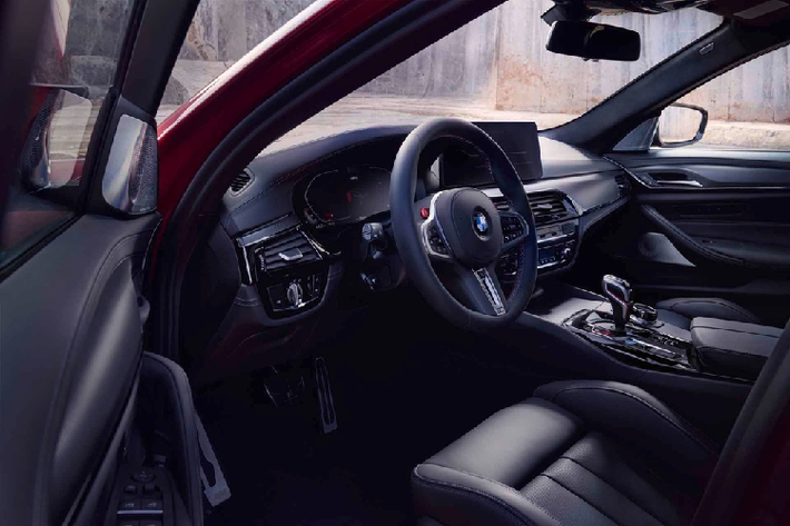 Sức mạnh này cho phép siêu sedan BMW M5 tăng tốc 0-100 km/h trong 3,3 giây nhờ vào hệ thống AWD nâng cao và cơ chế kiểm soát khởi động mới.