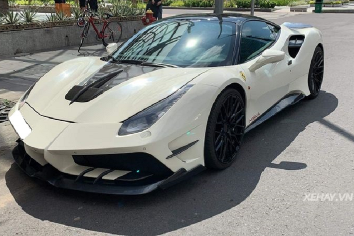 Gói nâng cấp mà hãng độ danh tiếng của Mỹ dành cho siêu xe Ferrari 488 GTB được lấy cảm hứng từ siêu phẩm Ferrari LaFerrari với nhiều đường cắt xẻ táo bạo trên thân xe và các chi tiết được ốp sợi carbon vừa có tác dụng "giảm cân" vừa tăng tính khí động học cho xe.