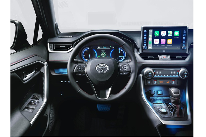 Toyota RAV4 Plug-in Hybrid bản châu Âu dễ nhận biết nhờ sơn ngoại thất hai tông màu, cản trước thể thao, nhãn hiệu màu xanh, bộ mâm 18 inch và 19 inch mới.